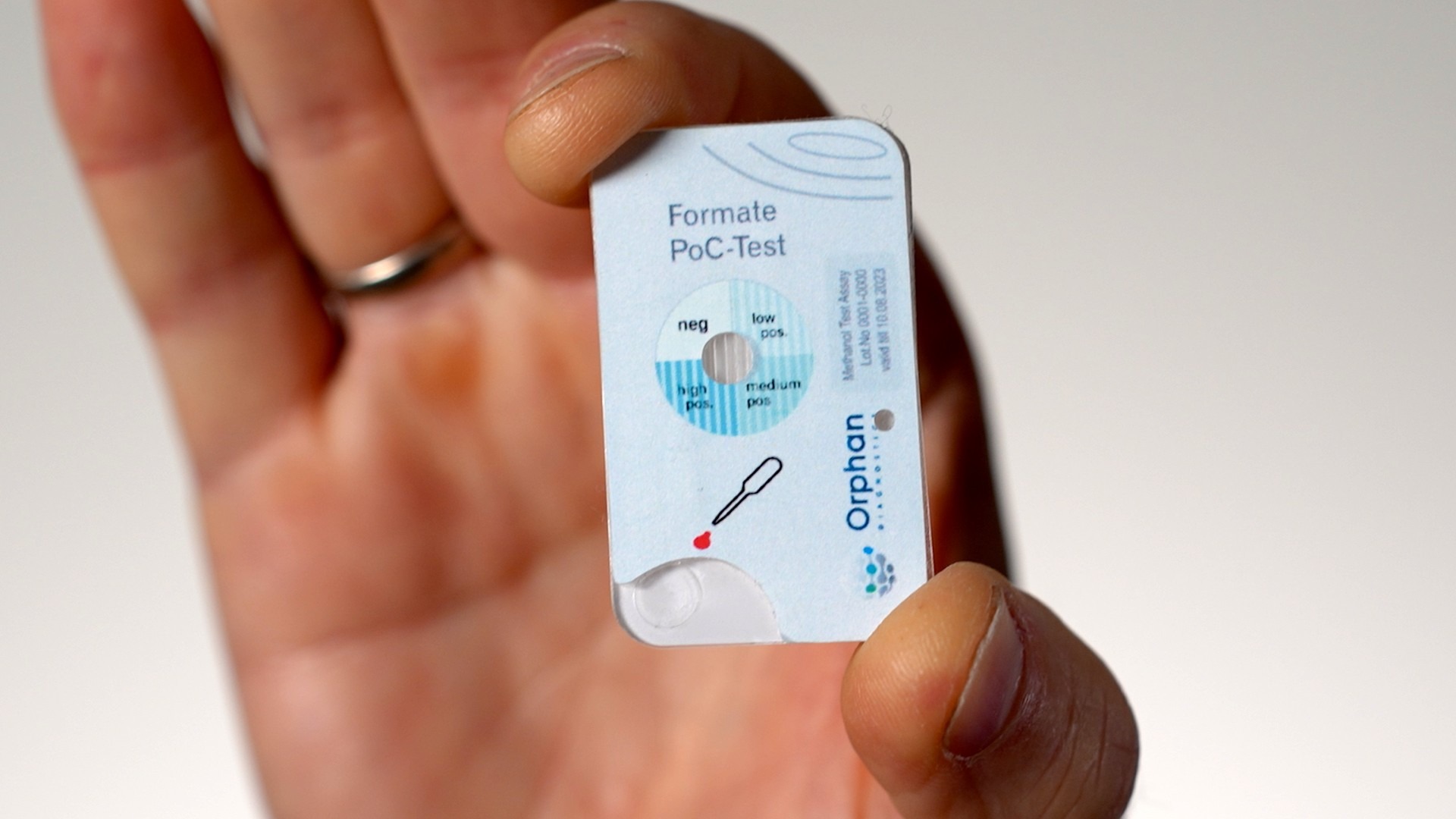 En person som holder en liten enhet