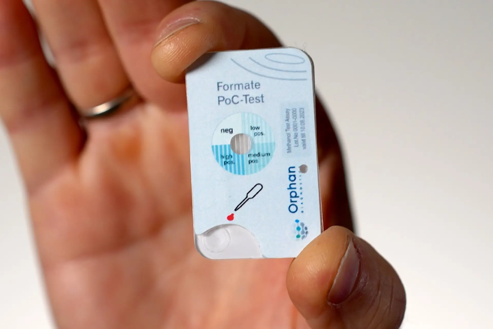 En person som holder en liten enhet