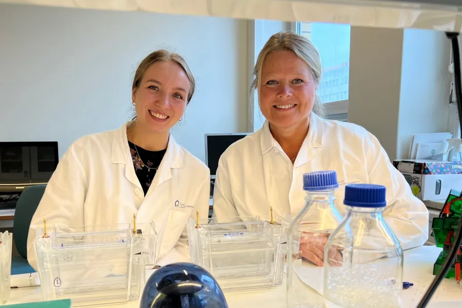 Kvinner i hvite frakker i et laboratorium