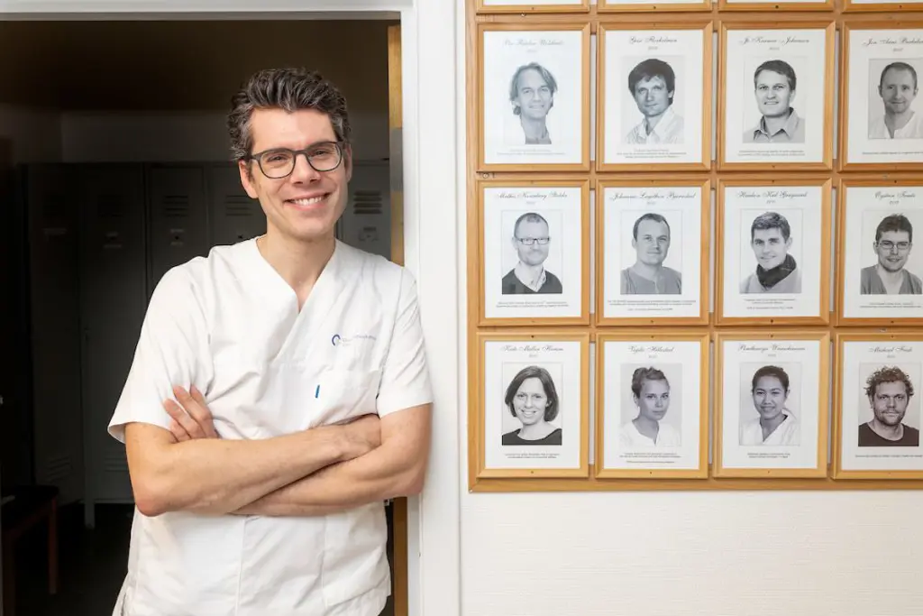 En mann med armene i kors