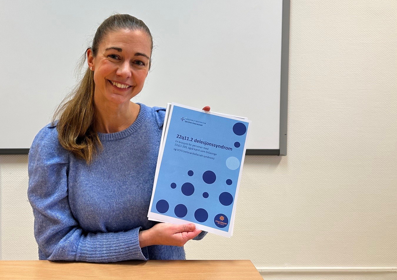 Karen Helene viser frem brosjyren