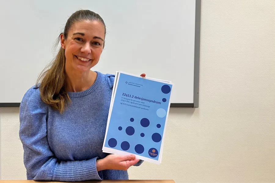 Karen Helene viser frem brosjyren