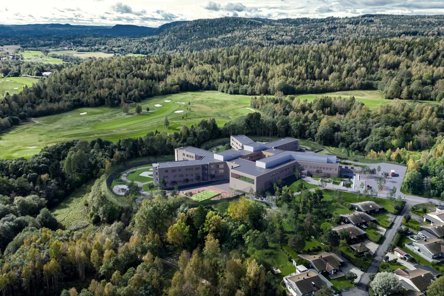 En stor bygning omgitt av trær