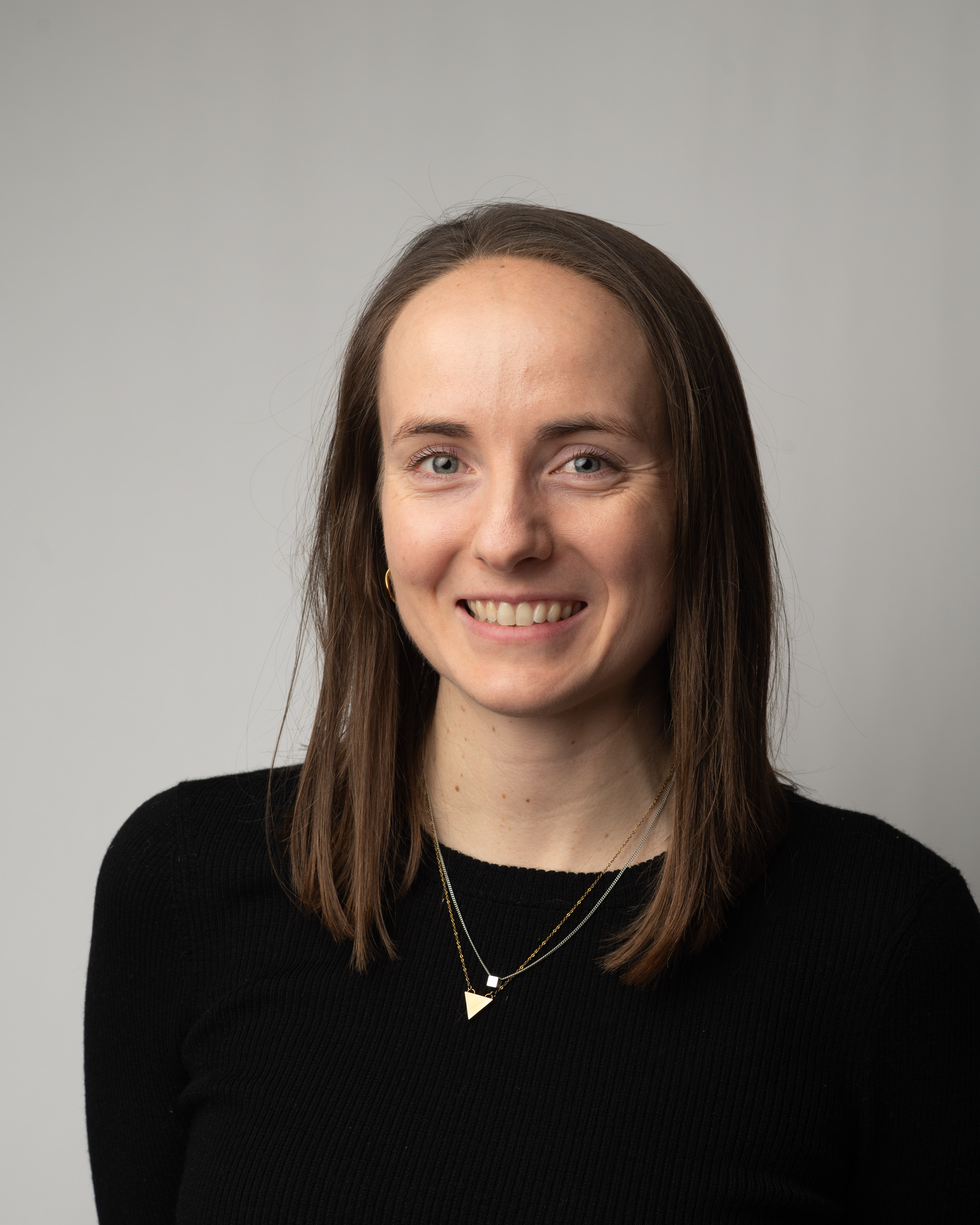 En person som smiler til kameraet