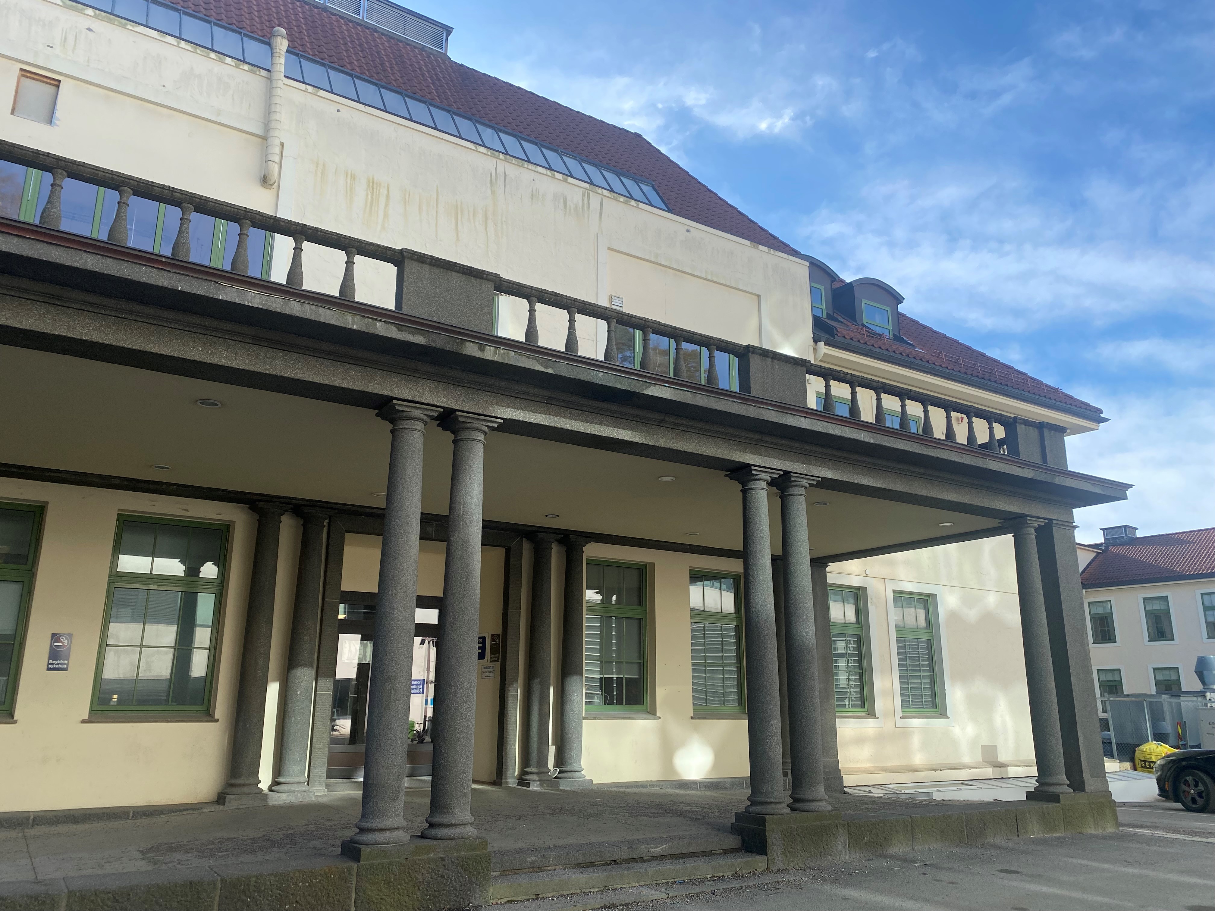 Bygg F - en eldre bygning med søyler