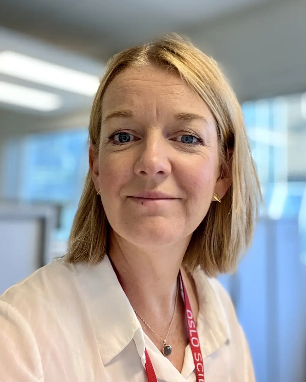 En person med blondt hår