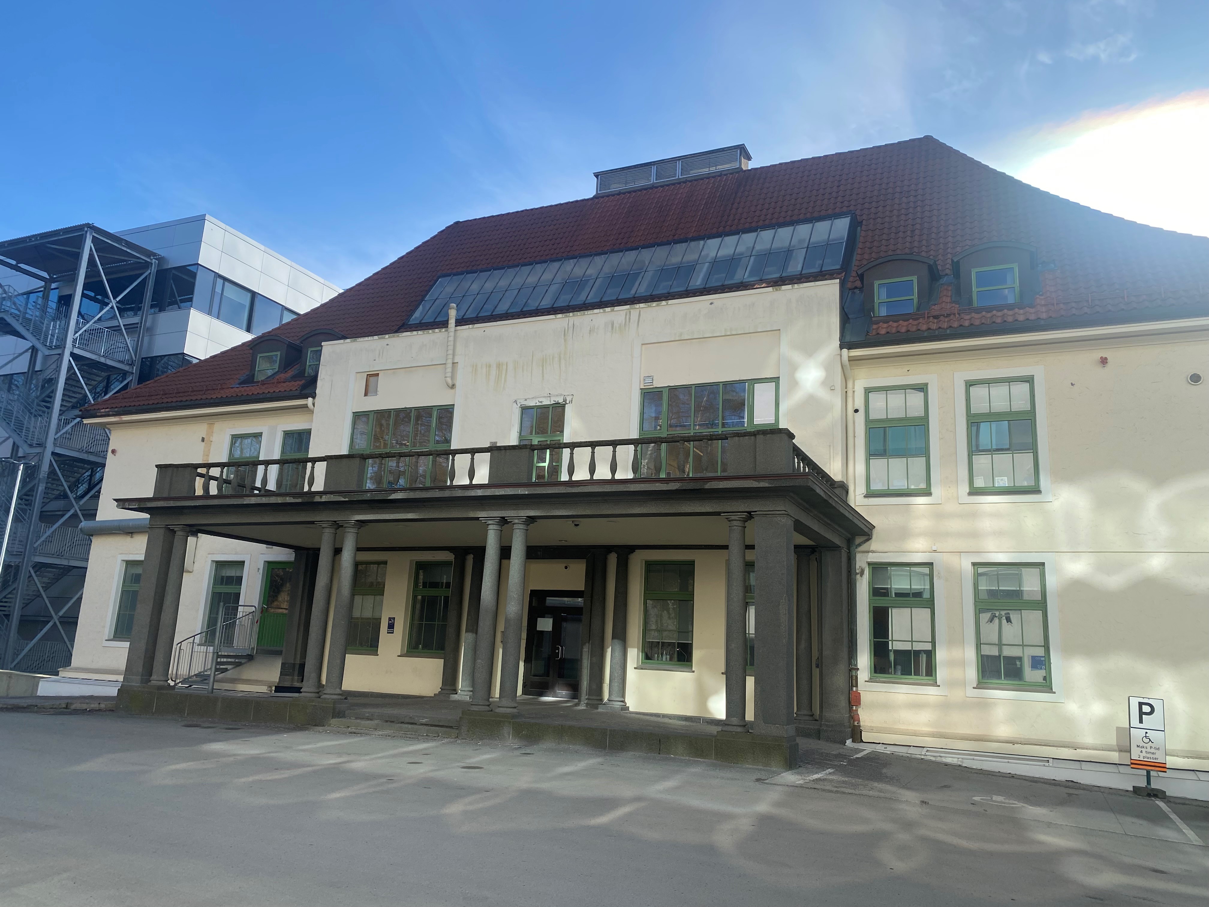 Bygg F - en eldre bygning med søyler