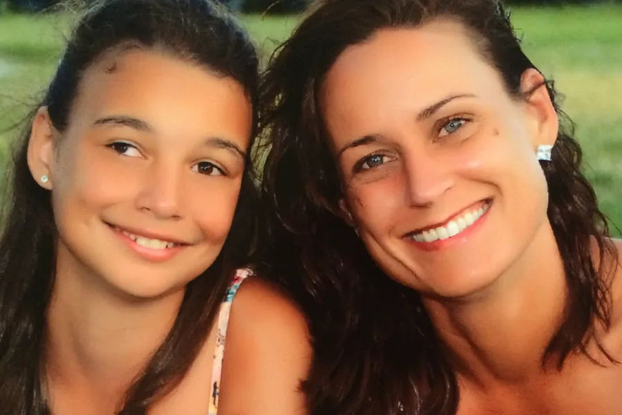 Et par kvinner smiler