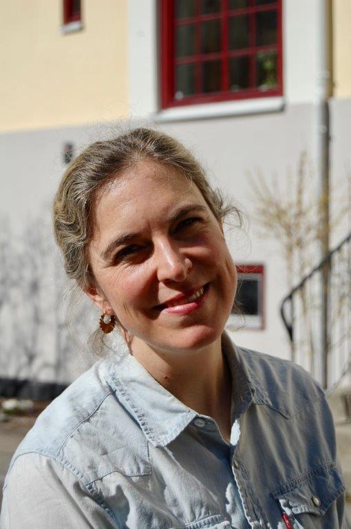 En person som smiler til kameraet