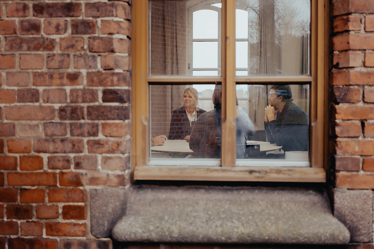 En gruppe mennesker som sitter i et vindu