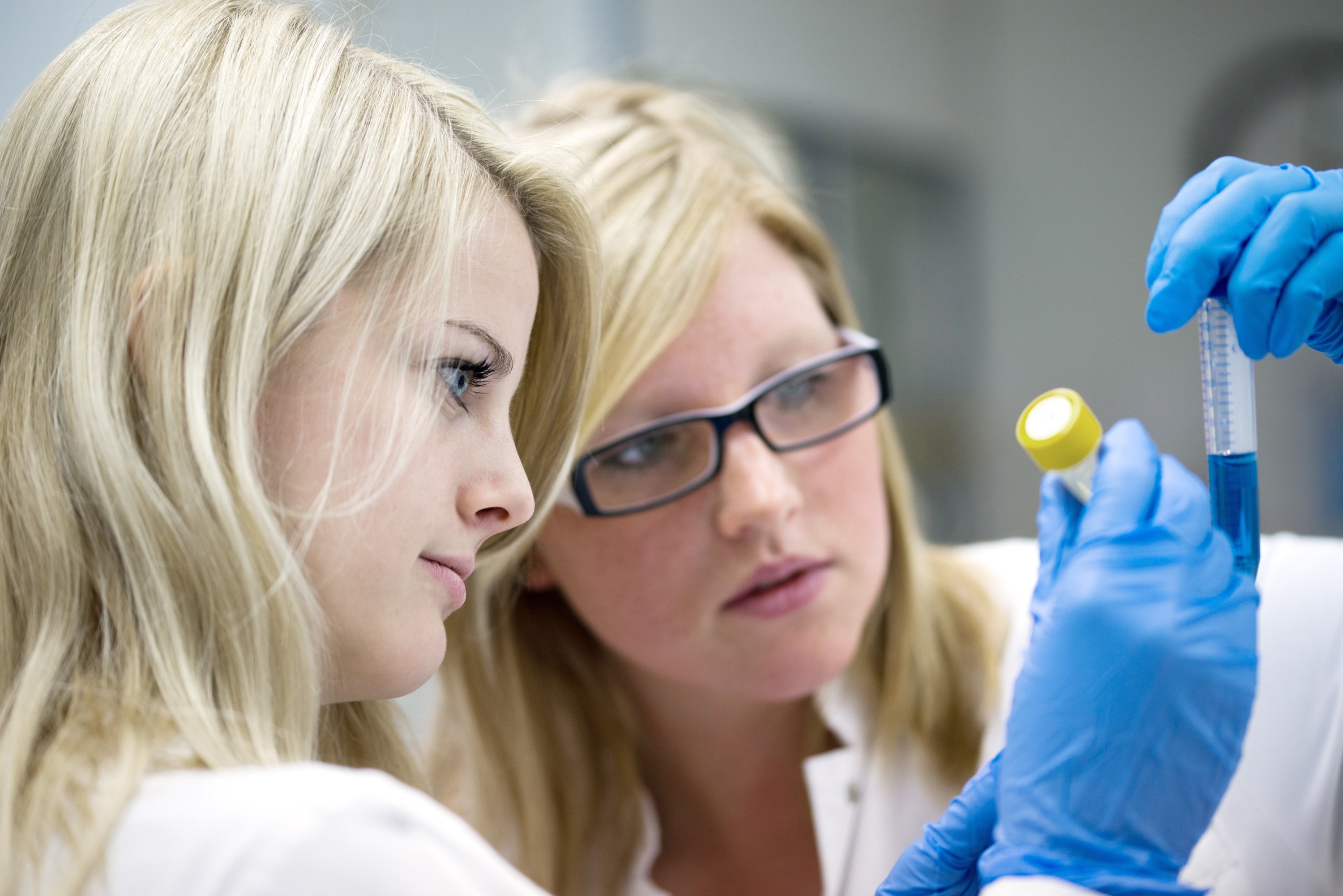 En kvinne i labfrakk