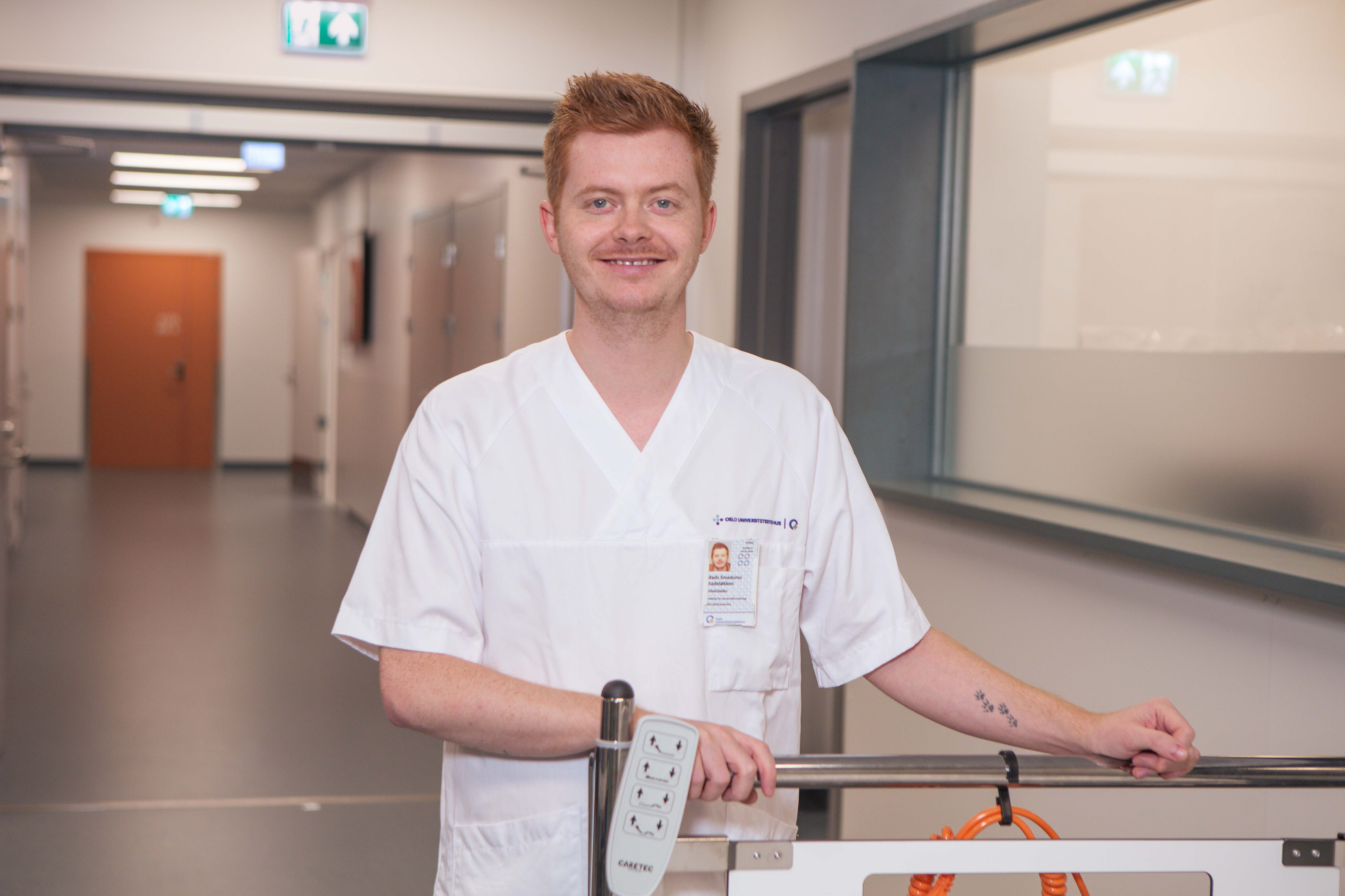 En mann i hvit skjorte