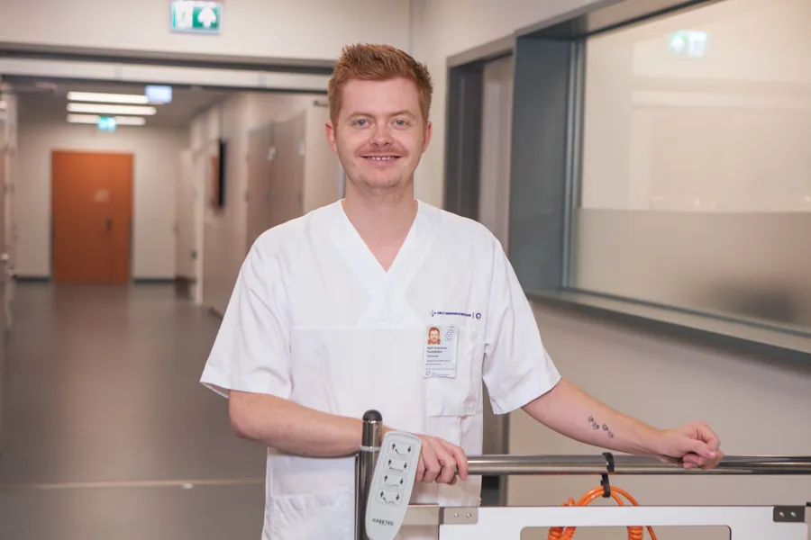 En mann i hvit skjorte