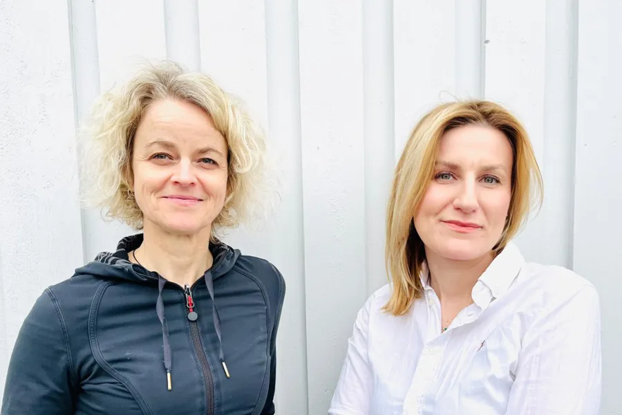 Et par kvinner som poserer for kameraet