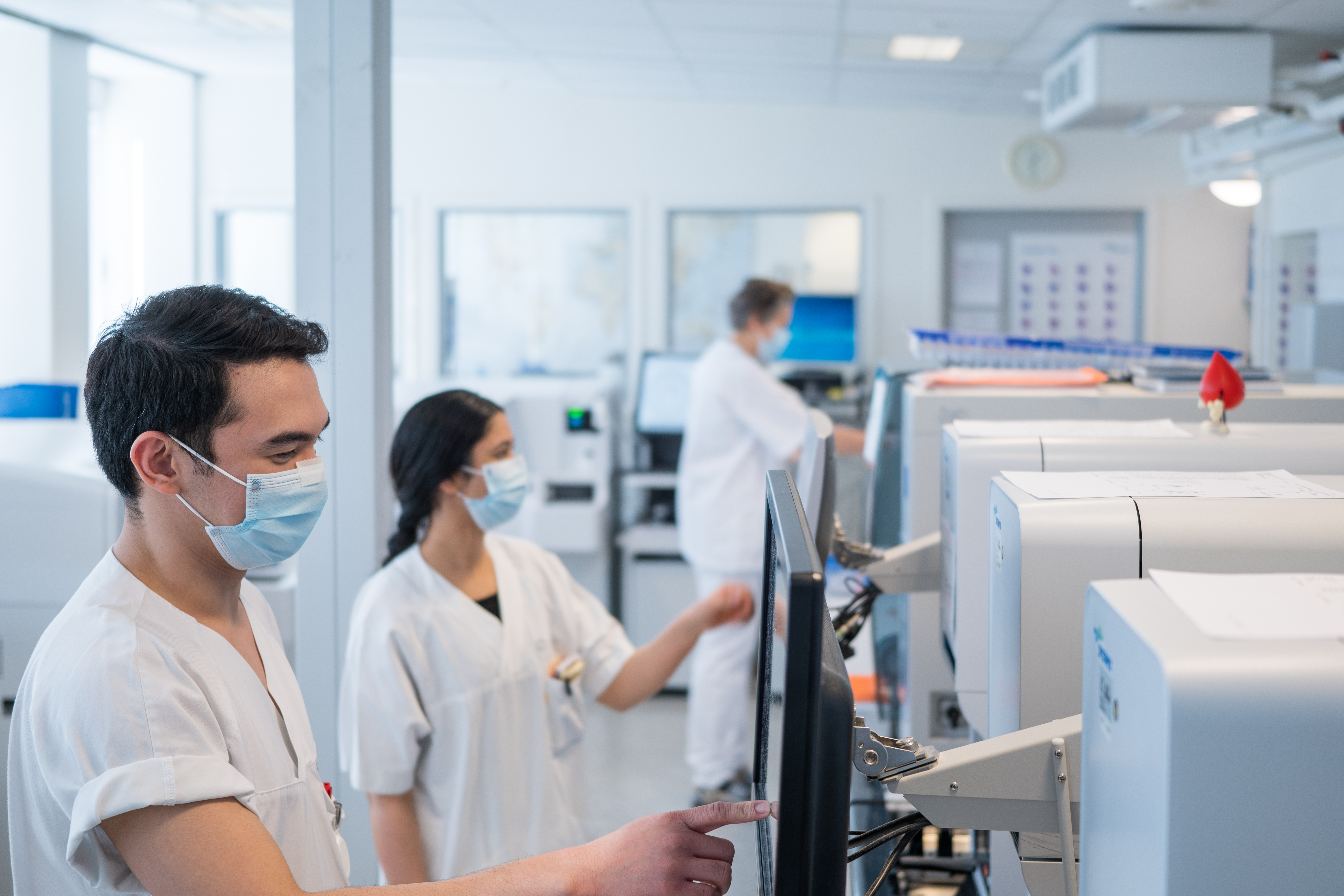 Personer som trykker på skjermer på instrumentene