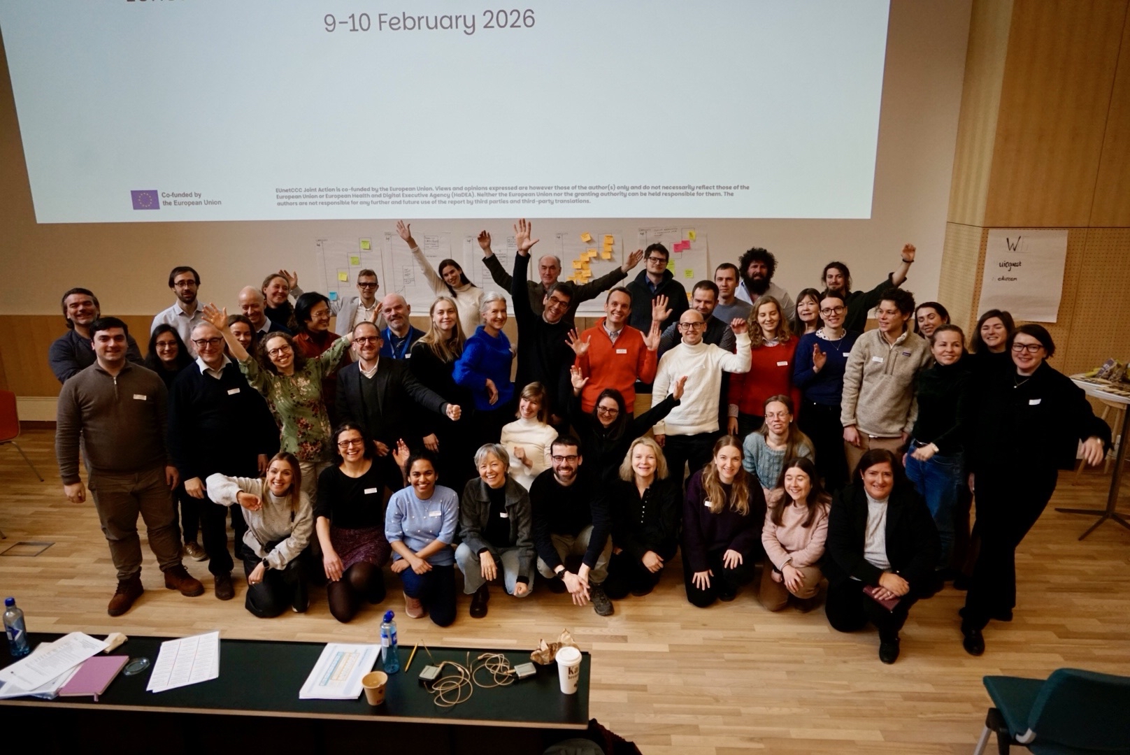 En gruppe mennesker som poserer for et bilde