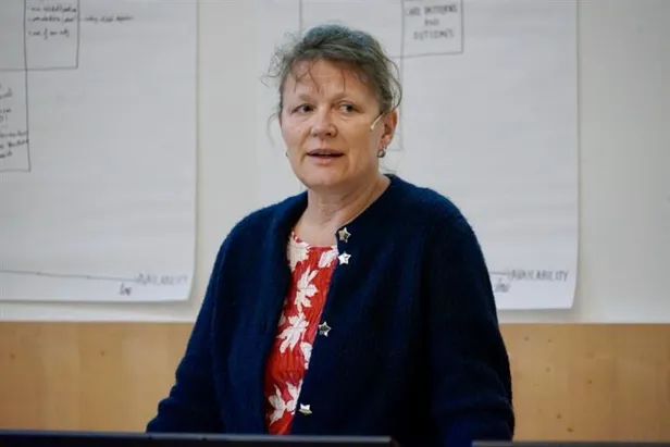 Åslaug Helland holder innlegg fra talerstolen