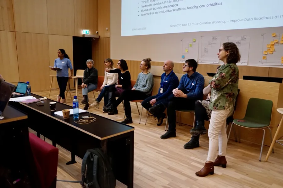 Divya Tallapragada og Elin Hallan Naderi som leder paneldiskusjon