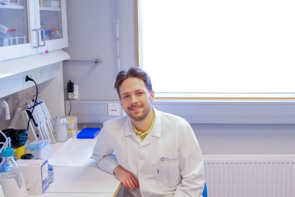 En mann i hvit frakk