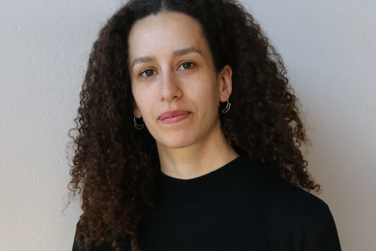 En person med krøllete hår