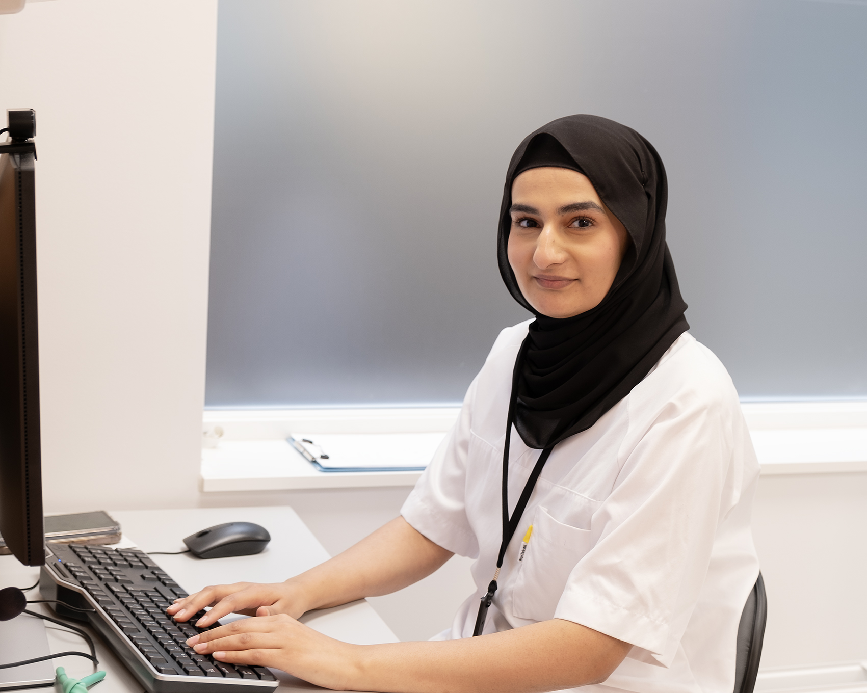 En kvinne som sitter ved en datamaskin