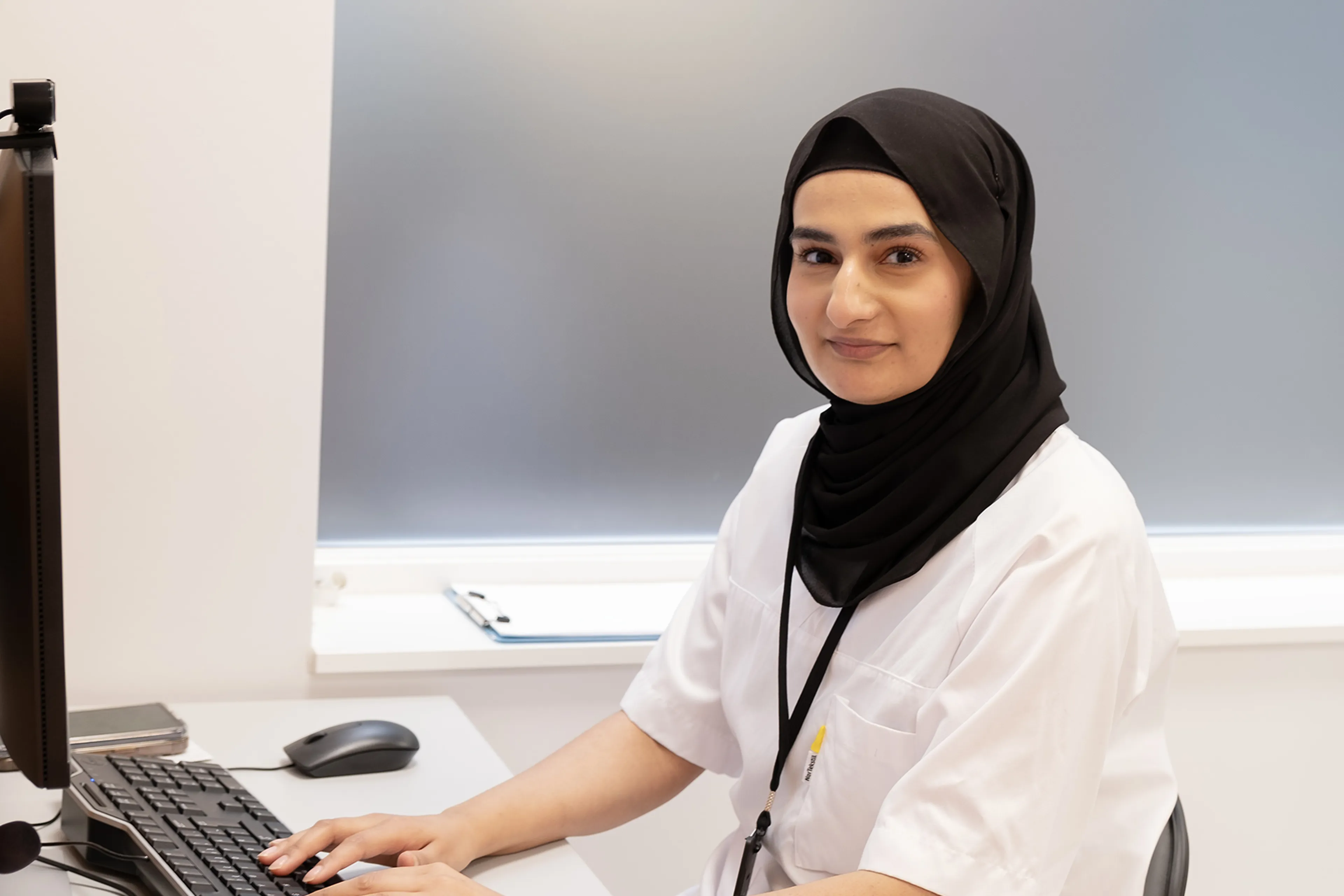 En kvinne som sitter ved en datamaskin