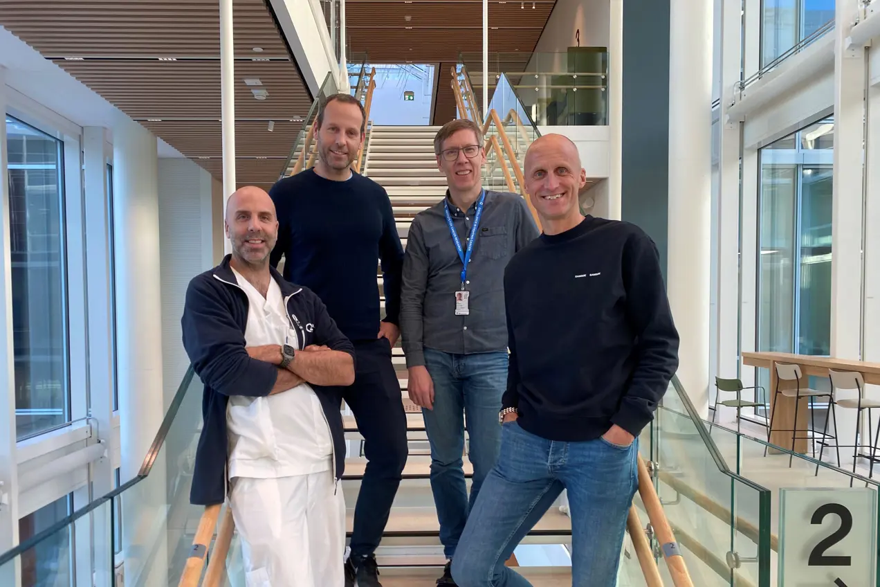 En gruppe mennesker som poserer for et bilde