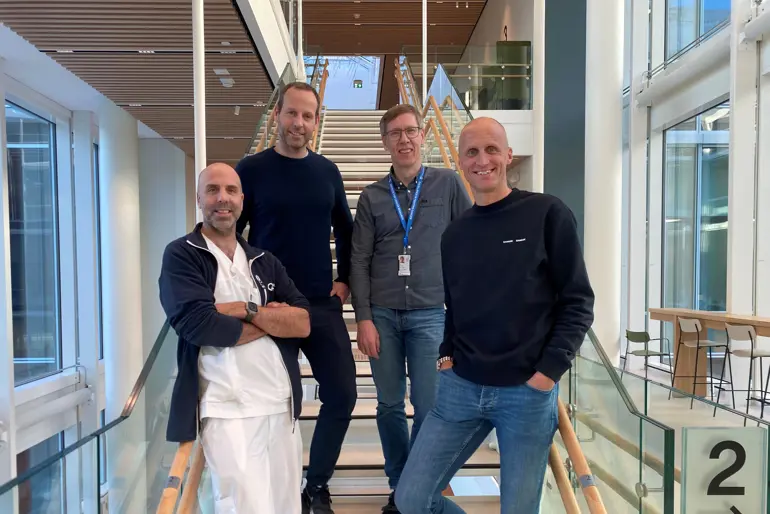 En gruppe mennesker som poserer for et bilde