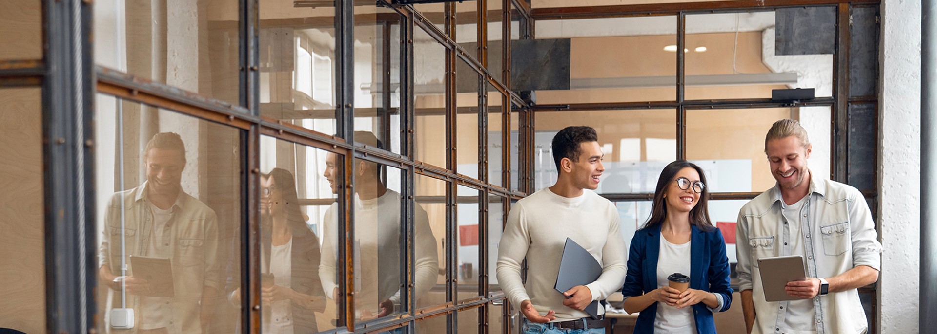 En gruppe mennesker som står i et rom med et vindu