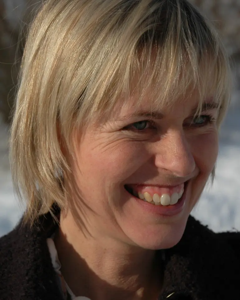 Et nærbilde av en kvinne som smiler