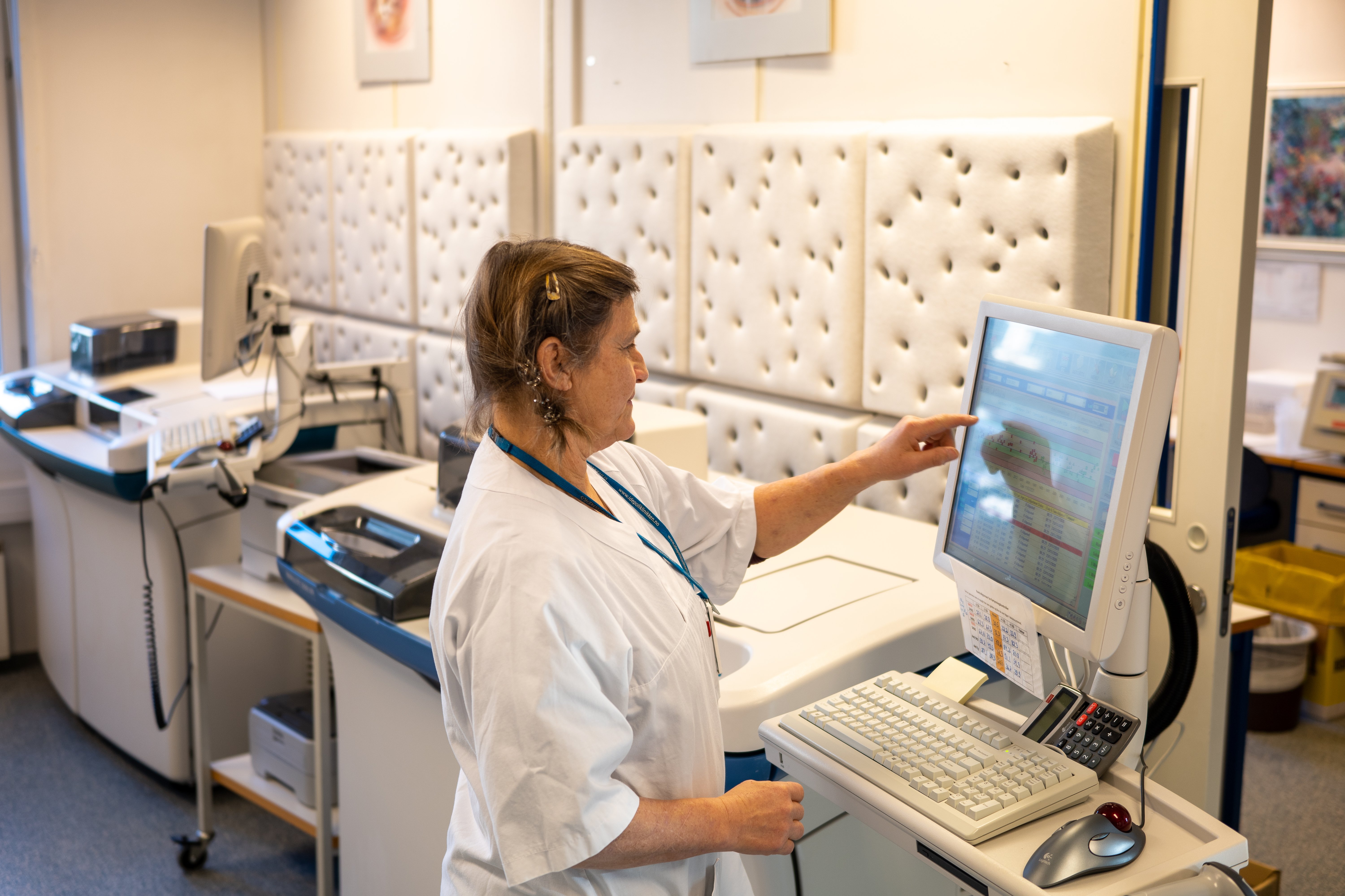 En bioingeniør styrer et automatisert analyseinstrument