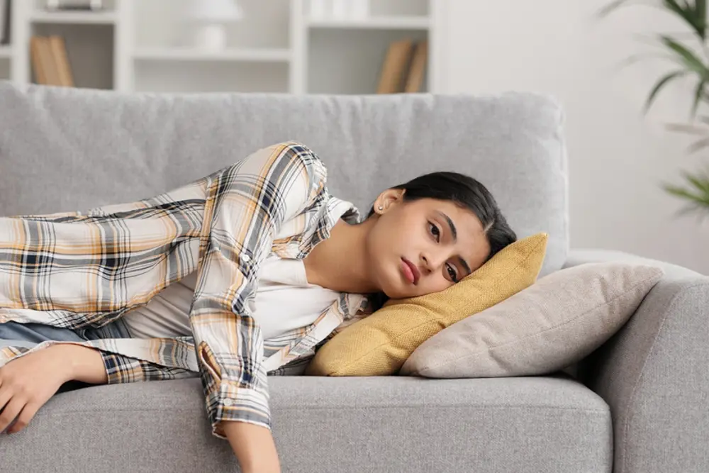 En person som ligger på en sofa