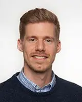 En mann som smiler til kameraet