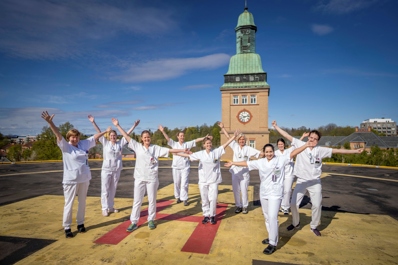 En gruppe sykepleiere på helikopterlandingsplassen på Ullevål sykehus