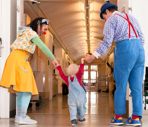 En person og et barn i et rom