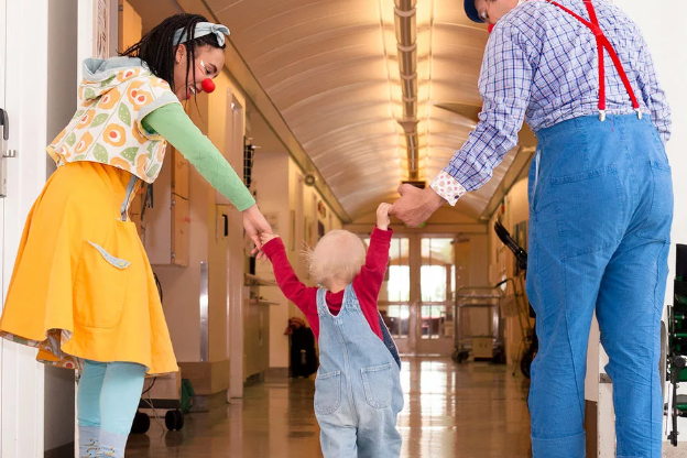 En person og et barn i et rom