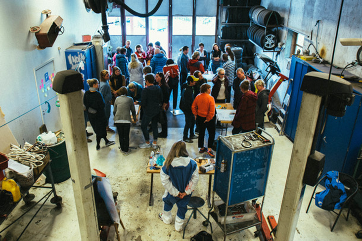 En gruppe mennesker i et rom