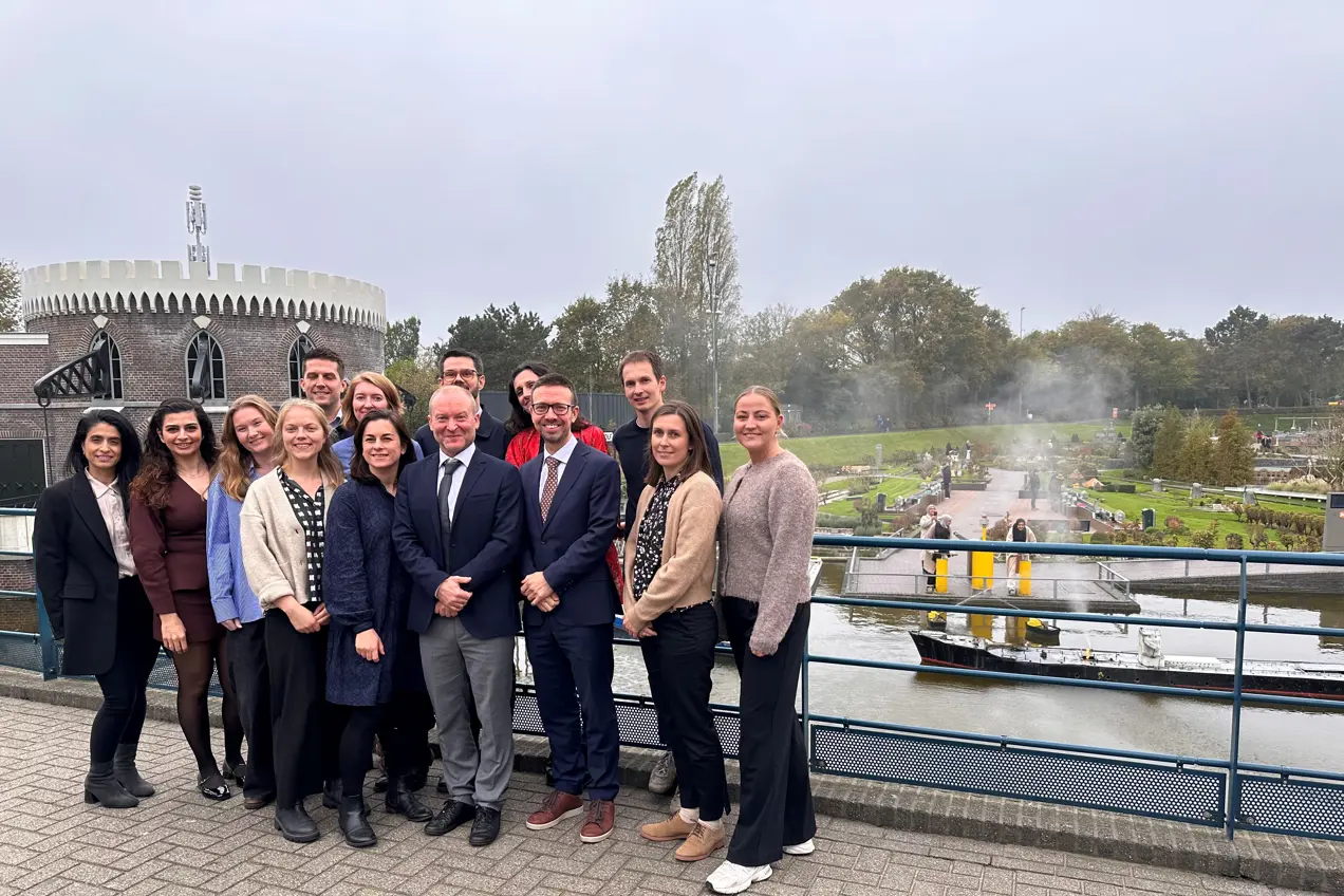 En gruppe mennesker som poserer for et bilde