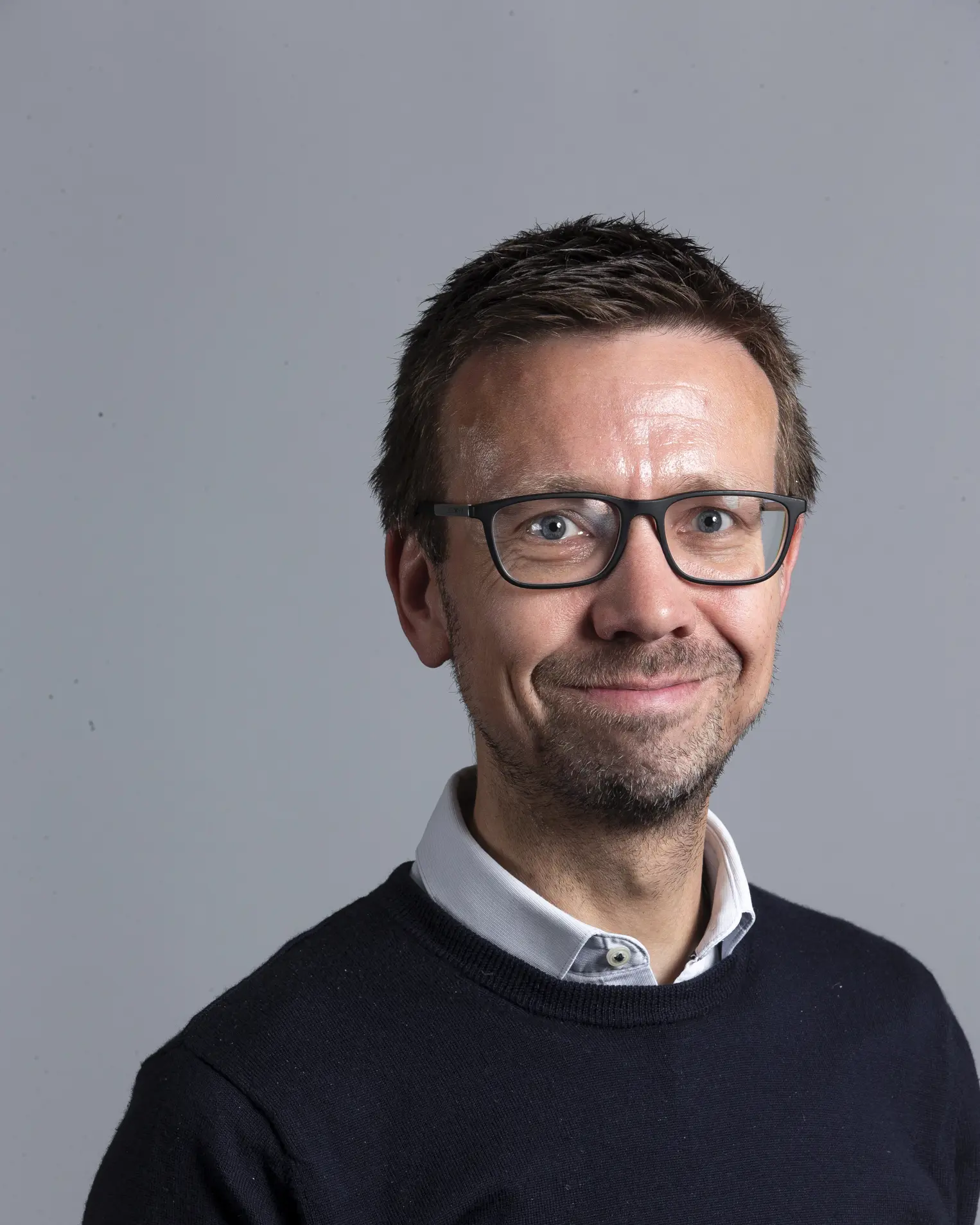 Bilde av mann med briller