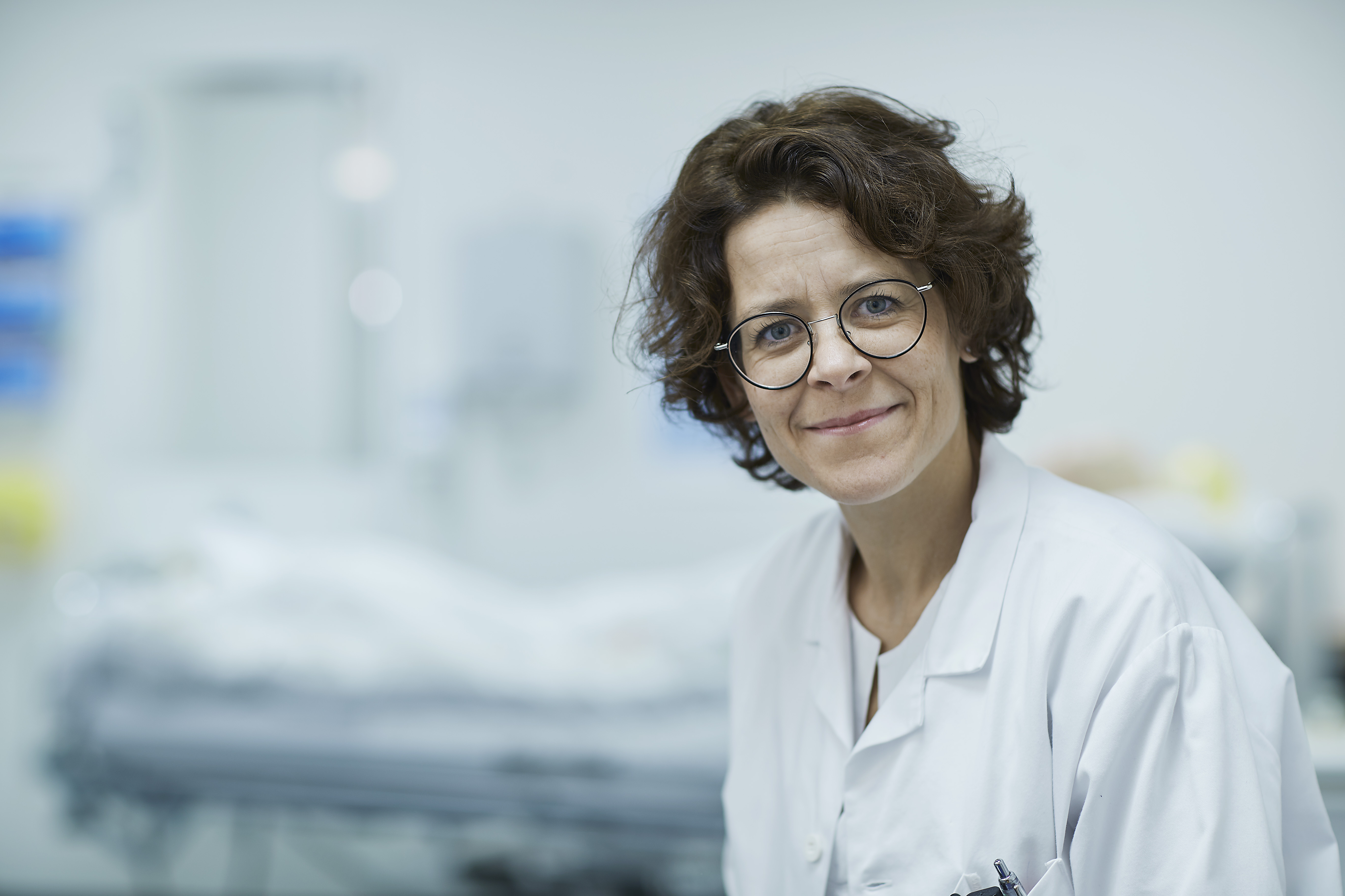 Portrettbilde av Malin Thulesius som smiler i hvitt.