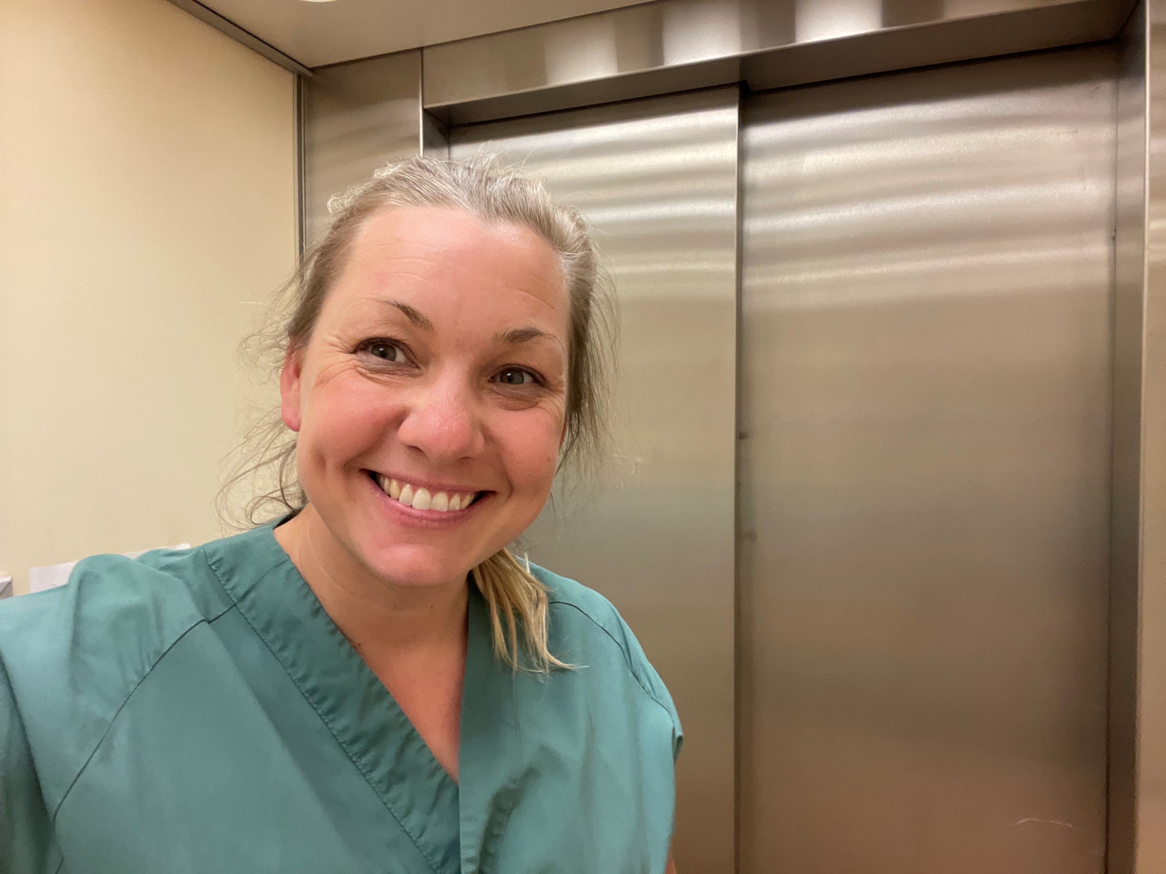 Portrettbilde av Karoline Sunnarvik-Ween i hvitt.