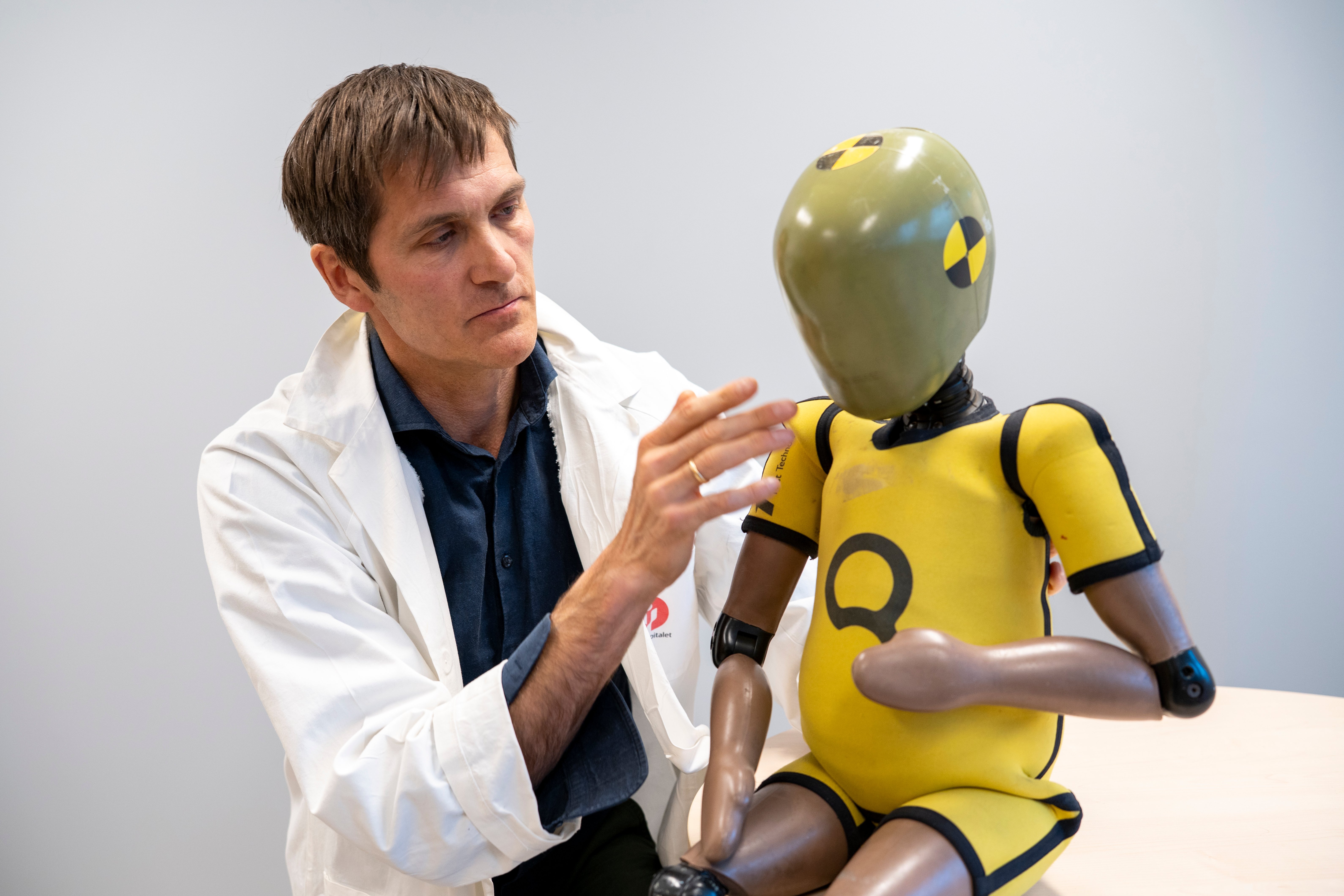 En mann, rettsmedisiner med dukke