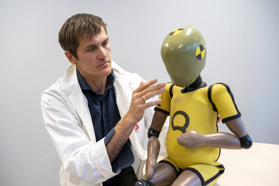 En mann, rettsmedisiner med dukke