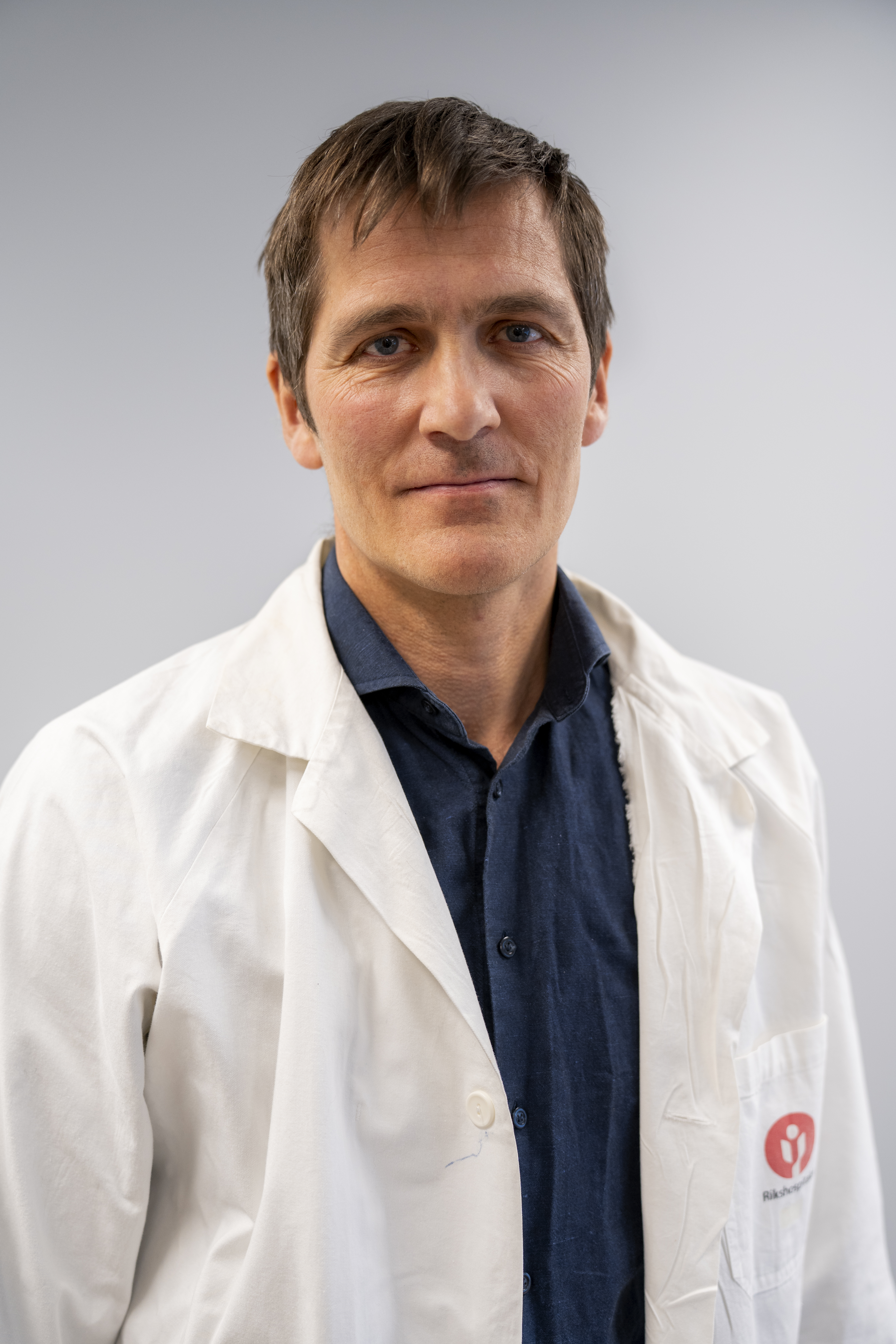 En mann med hvit frakk