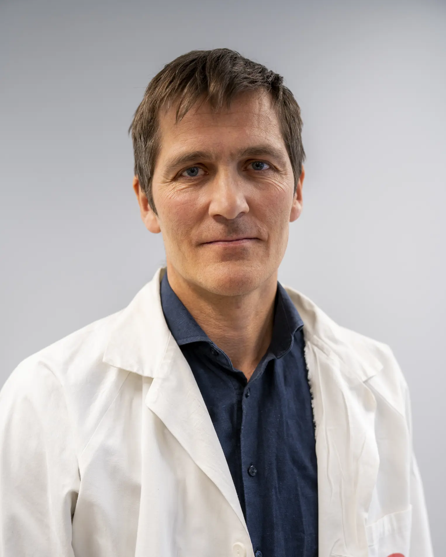 En mann med hvit frakk