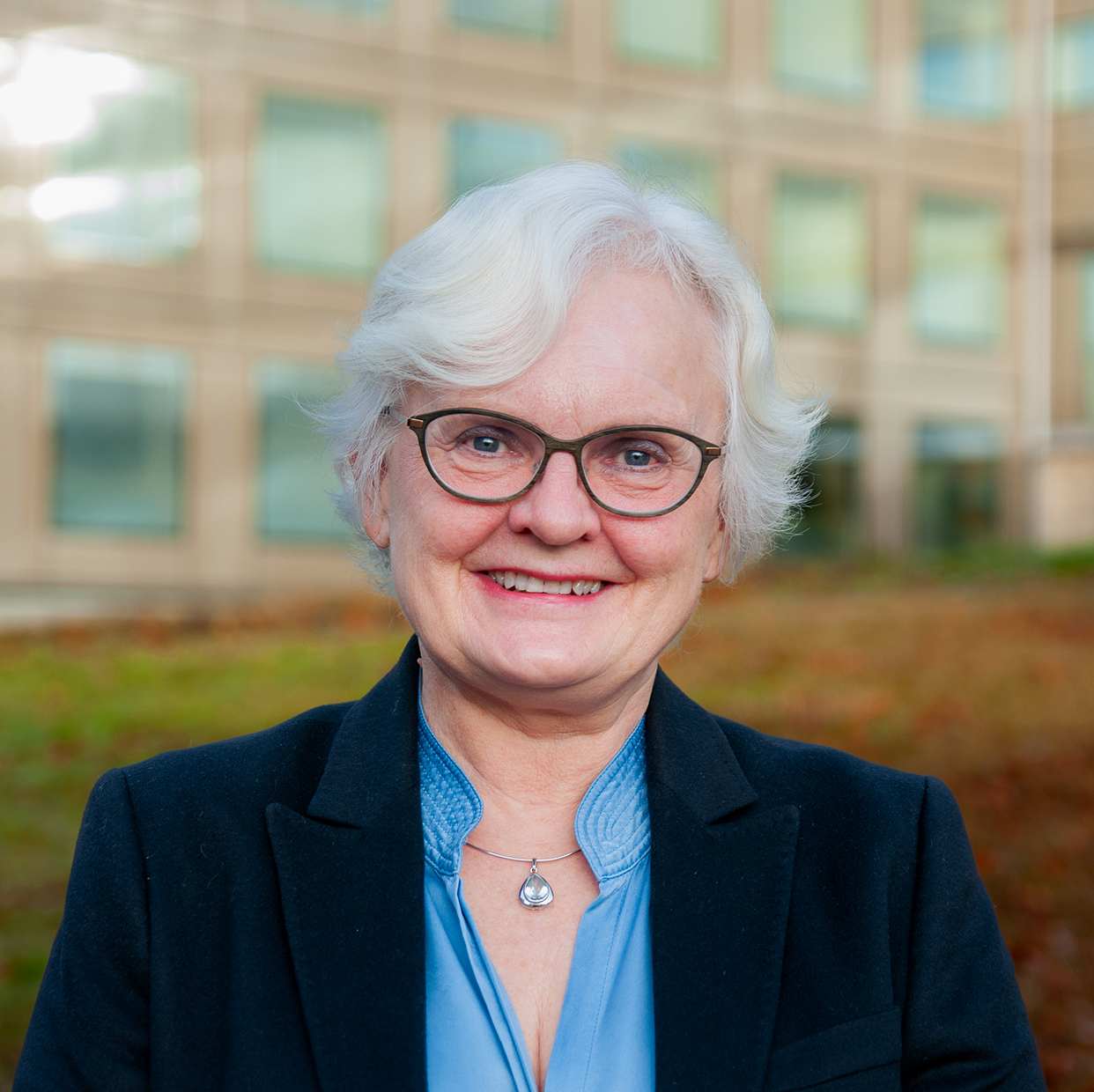 En kvinne med briller