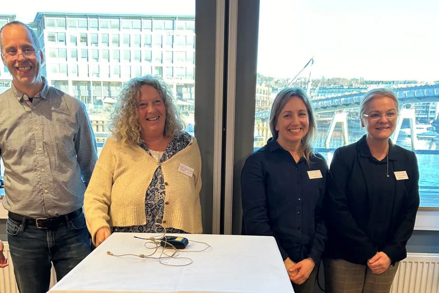 En gruppe mennesker som poserer for et bilde