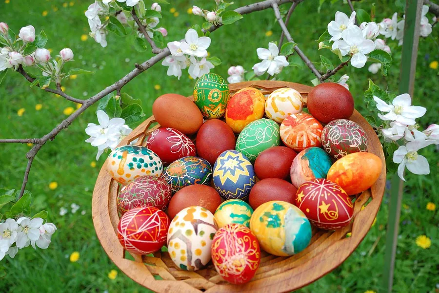 En kurv med dekorerte egg