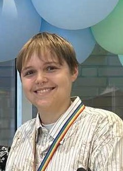 En person som smiler til kameraet