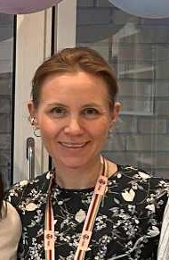 En person som smiler til kameraet